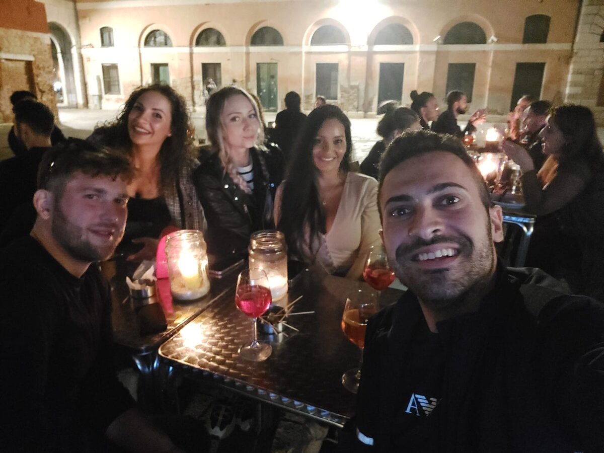 Работают мои знакомые много, а деньги тратят в основном на одежду/развлечения/путешествия/посиделки с друзьями 