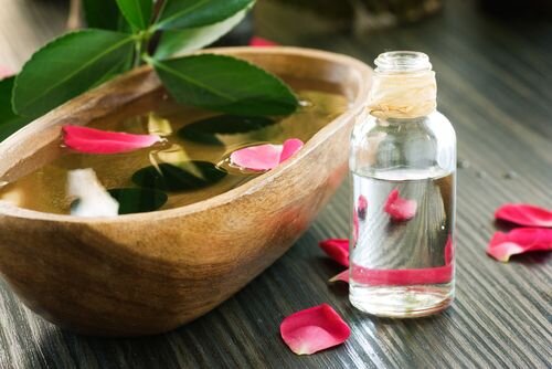 Как приготовить розовую воду для лица в домашних условиях из лепестков роз