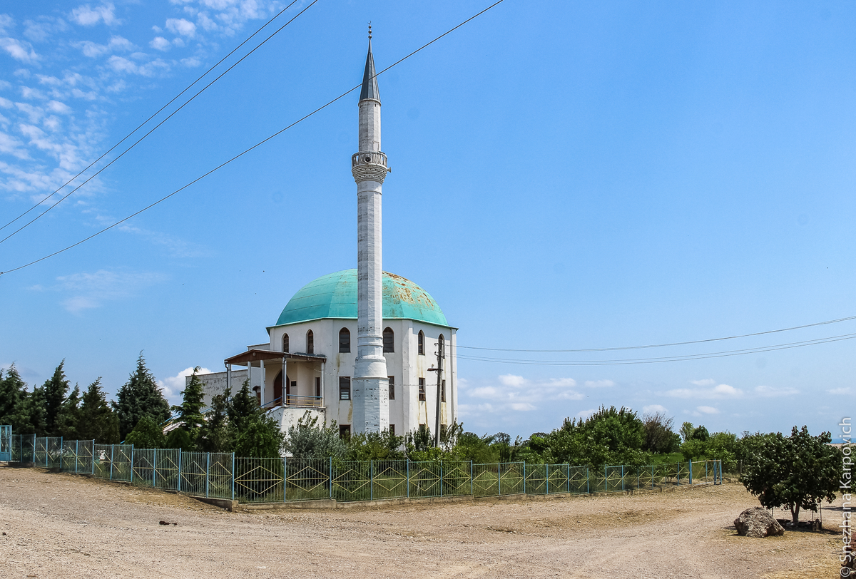 Общий вид мечети Коз-Джамиси с перекрестка, с запада