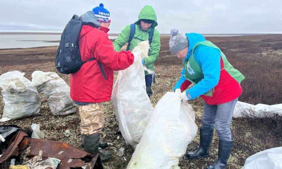    В Яр-Сале активисты убрали свалку на берегу реки Ябта-Хадыта