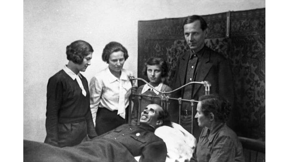 Фото: Коваленко / РИА Новости📷Николай Островский с семьей, 1935