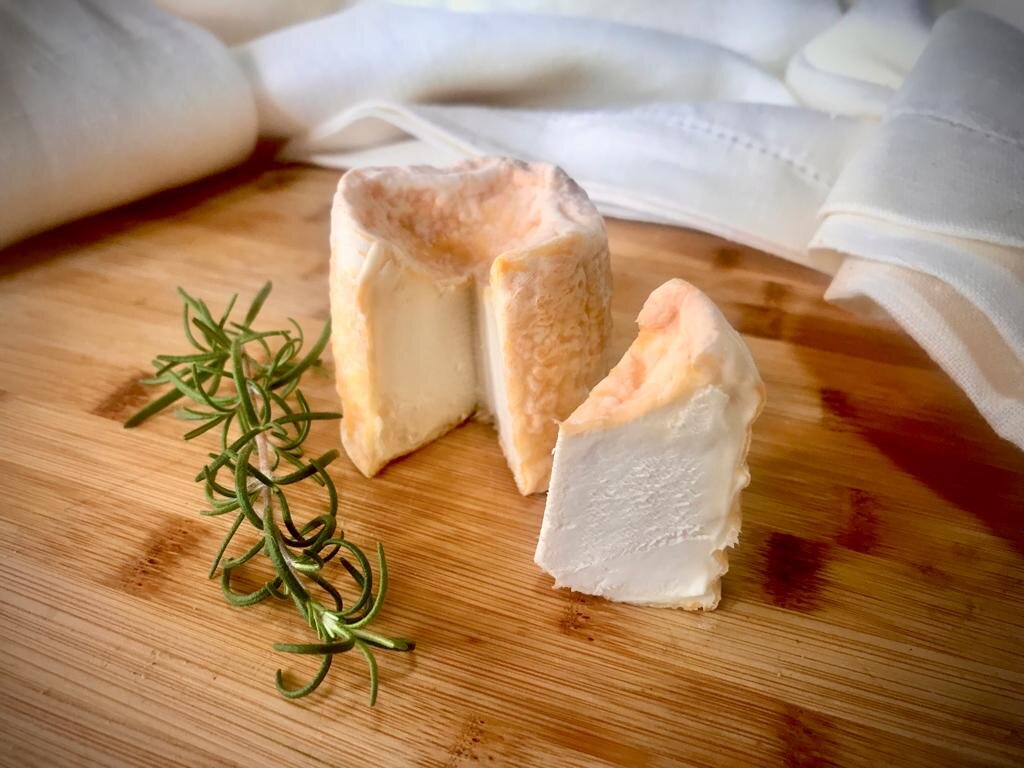 Ароматный сыр. Лангр сыр. Кисломолочный сыр. Душистый сыр.