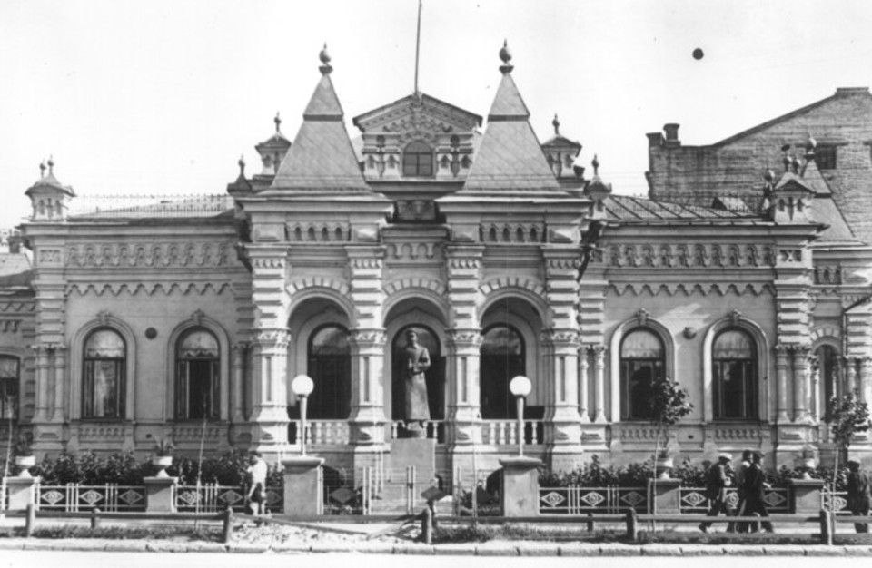 Памятник Сталину у музея обороны был поспешно снесен. Фото из архива музея-заповедника «Сталинградская битва