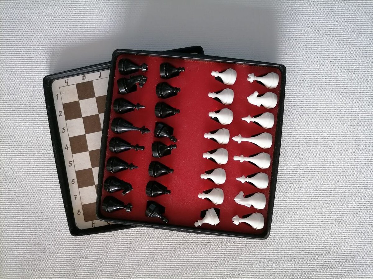 Мой любимый шахматный набор, который легко помещается на ладошке, нежно храню с самого детства