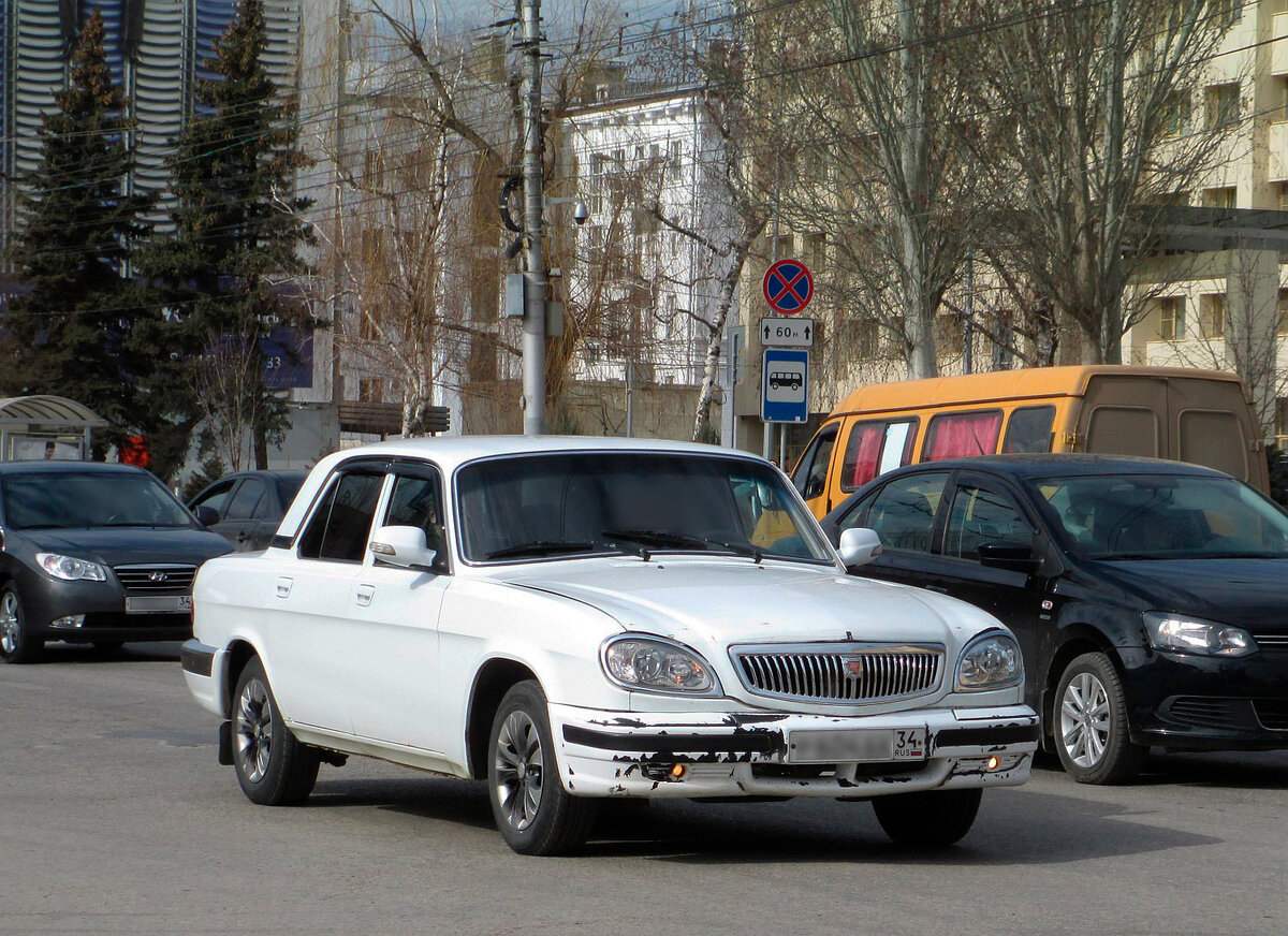 ГАЗ-31105, 2007 года выпуска в цвете Айсберг. Заметно, что повторители сигнала поворота переехали с крыла на зеркала.