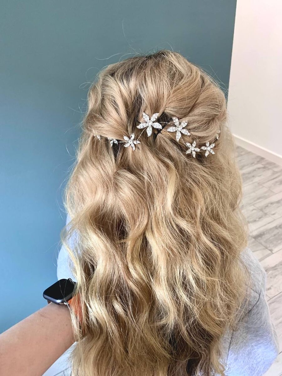 Для такой укладки достаточно лака средней фиксации