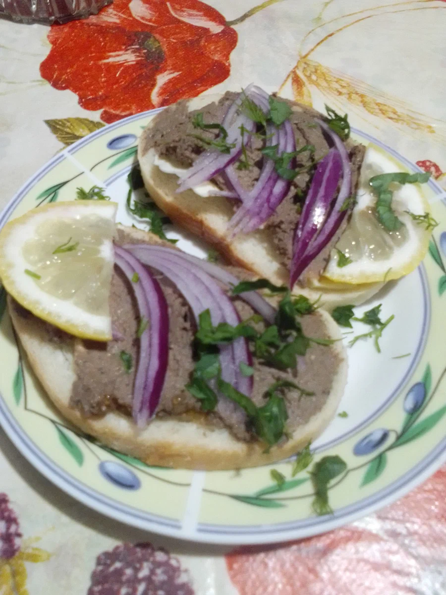 Бутерброды со шпротным паштетом