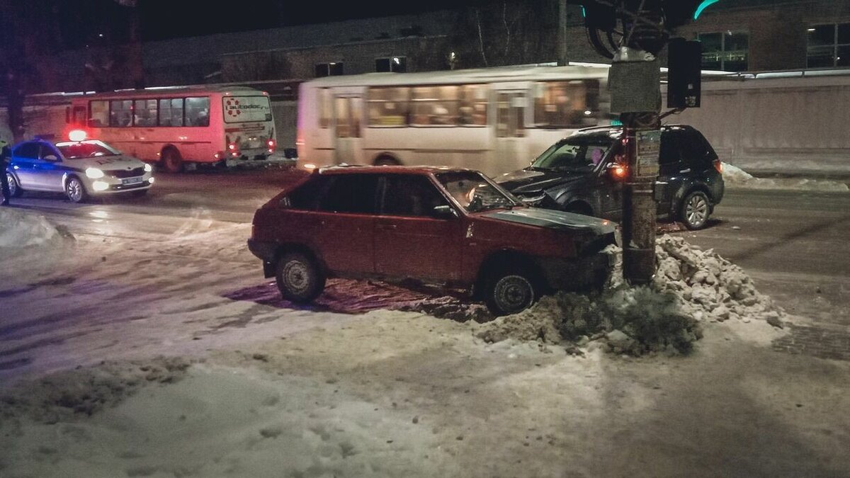     Жёсткое ДТП в Лесозаводске Приморского края случилось по одной из самых распространенных причин. Есть пострадавшие.