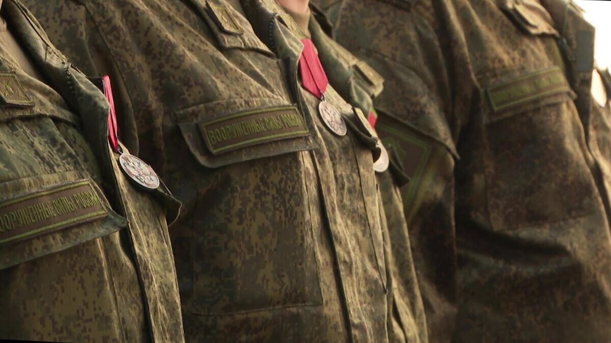    Награды военнослужащих, проявивших мужество и героизм при выполнении боевых задач в ходе СВО. Кадр из видео© РИА Новости / Министерство обороны РФ