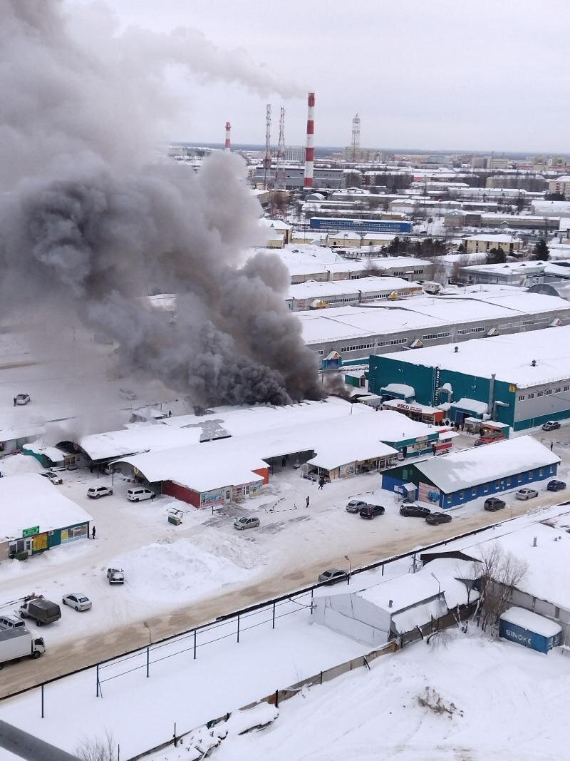    На Центральном рынке Нефтеюганска произошел крупный пожар