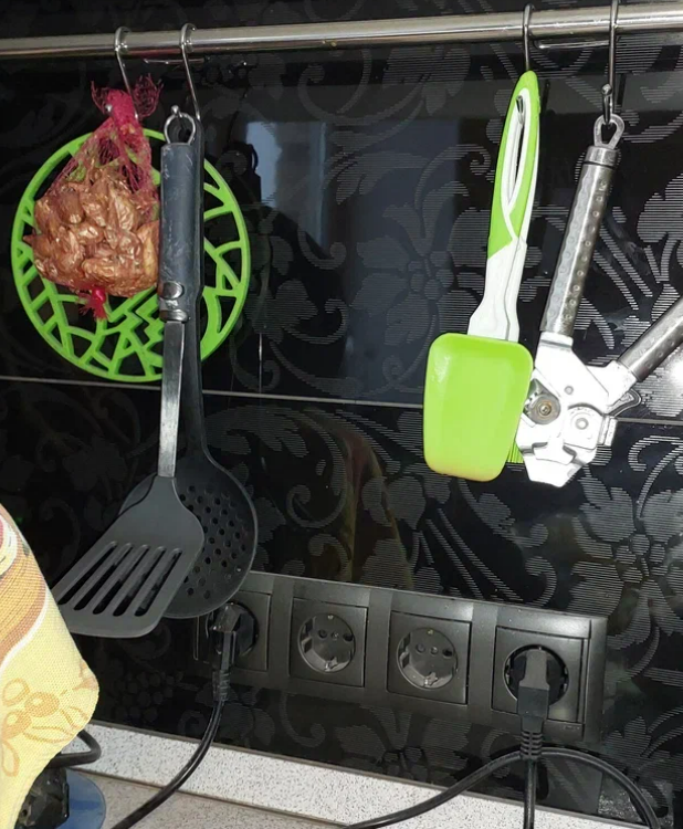 Фото с моей кухни, рабочая зона с розетками.