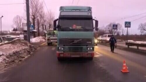     Фура сбила девушку и врезалась в маршрутку в Нижнем Новгороде. Об этом сообщает отдел пропаганды УГИБДД ГУ МВД России по Нижегородской области.