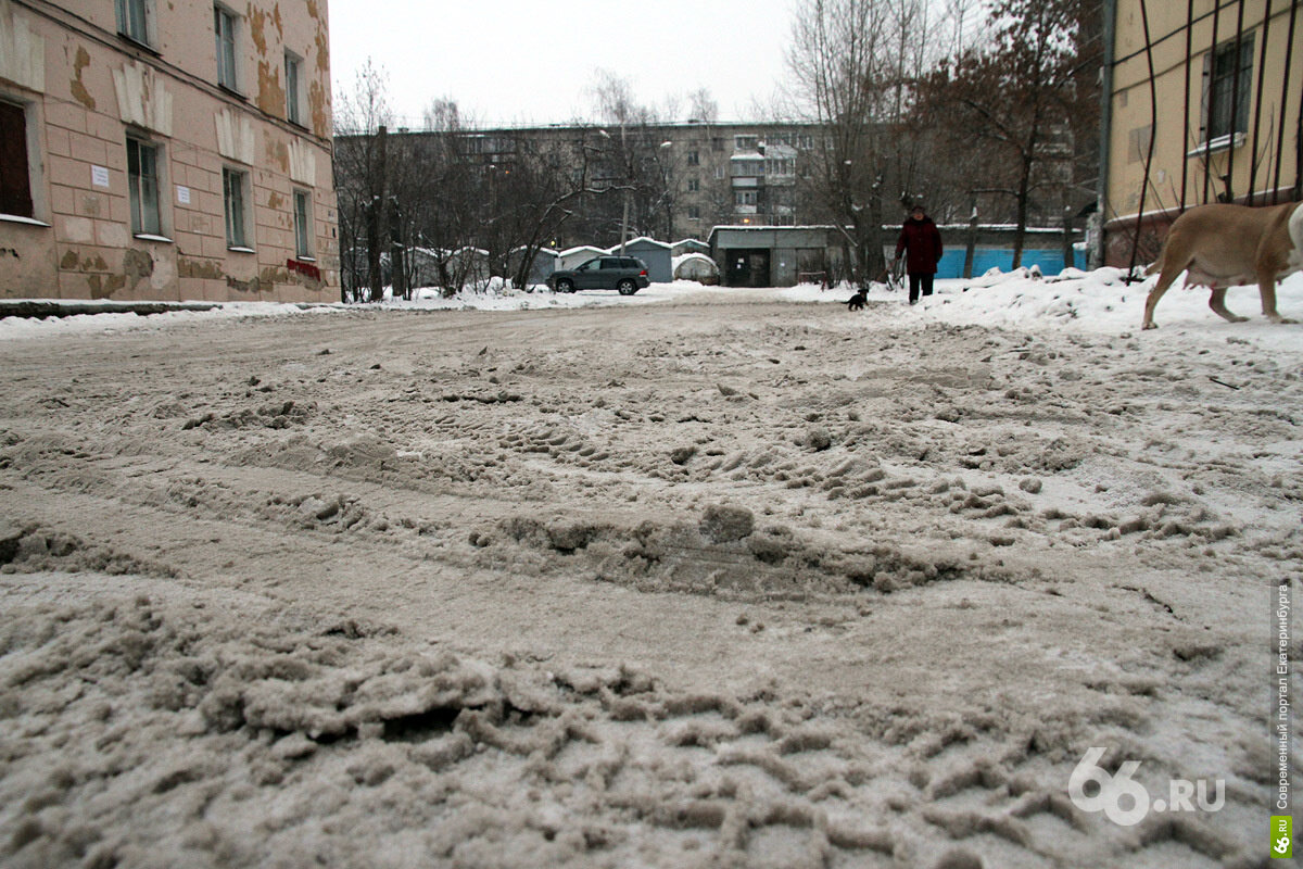 Ищем снег. Вычищенные московские дворы зима. Белгород грязь снег каша. УК не чистит снег. Фото грязного Коммунальника.