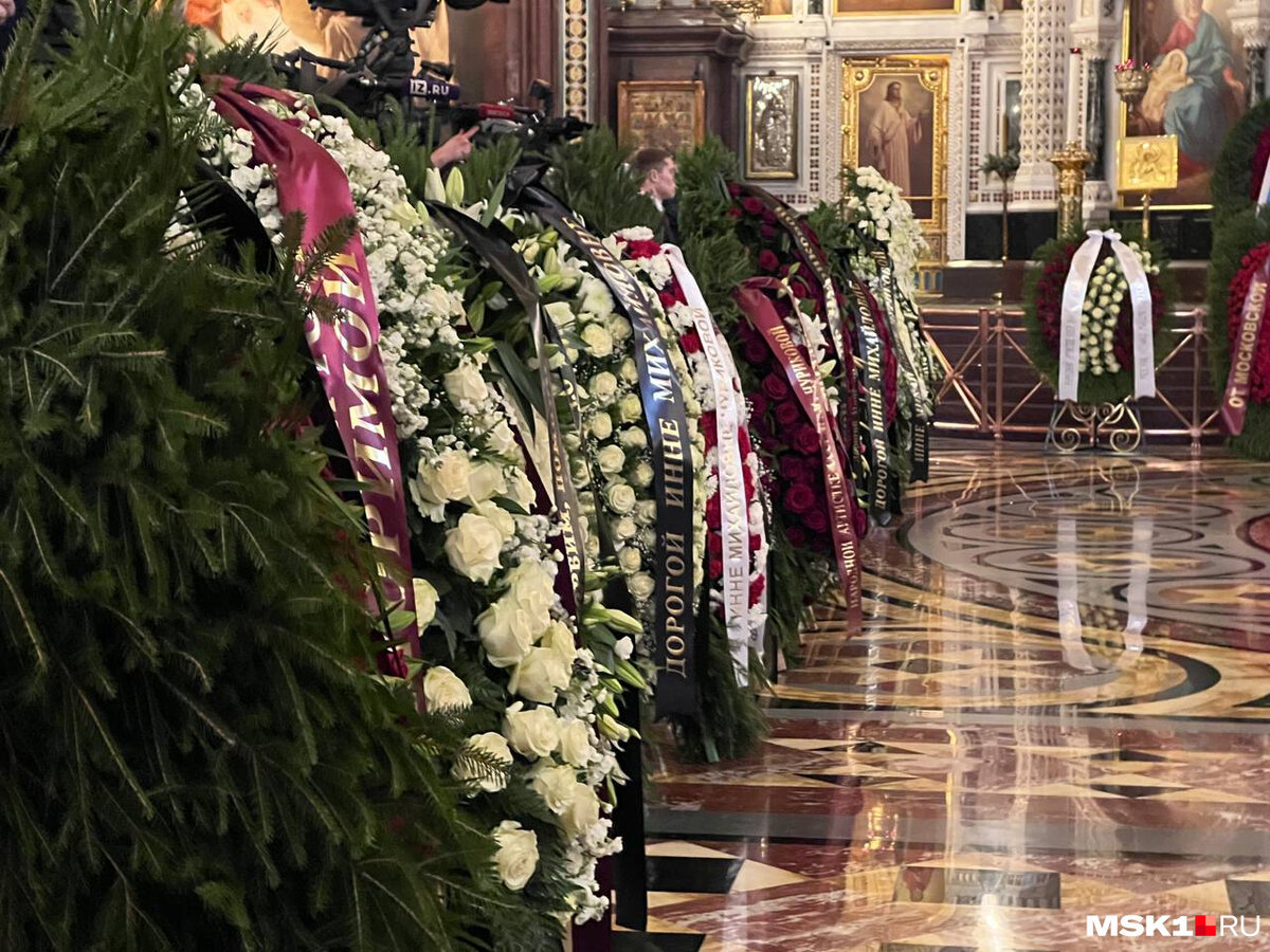 Прощание с верой васильевой. Памятник державина михаила. Прощание с михаилом ширвиндтом. Прощание с михаилом державиным. Отпевание васильевой веры.