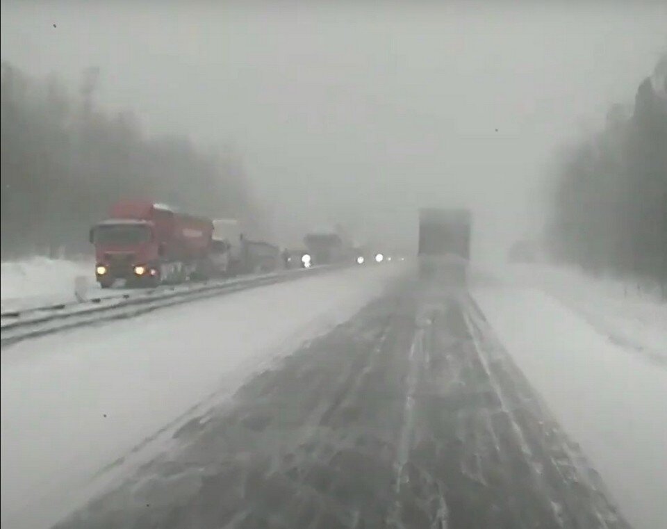     Водители не выбрали безопасную скорость и собрались в «паровозик»