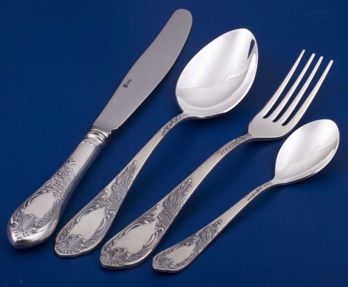 Фото с сайта https://posudaguide.ru/servirovka-stola/ostalnoe/nabory-stolovyh-priborov-dlya-kuhni-chto-vhodit
