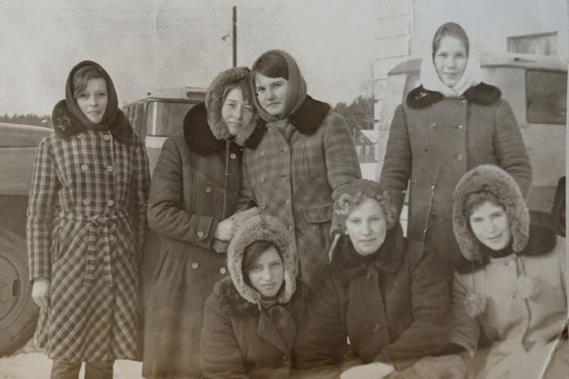 Школьные годы Галины Милосердовой. Героиня публикации — в белом платке справа.