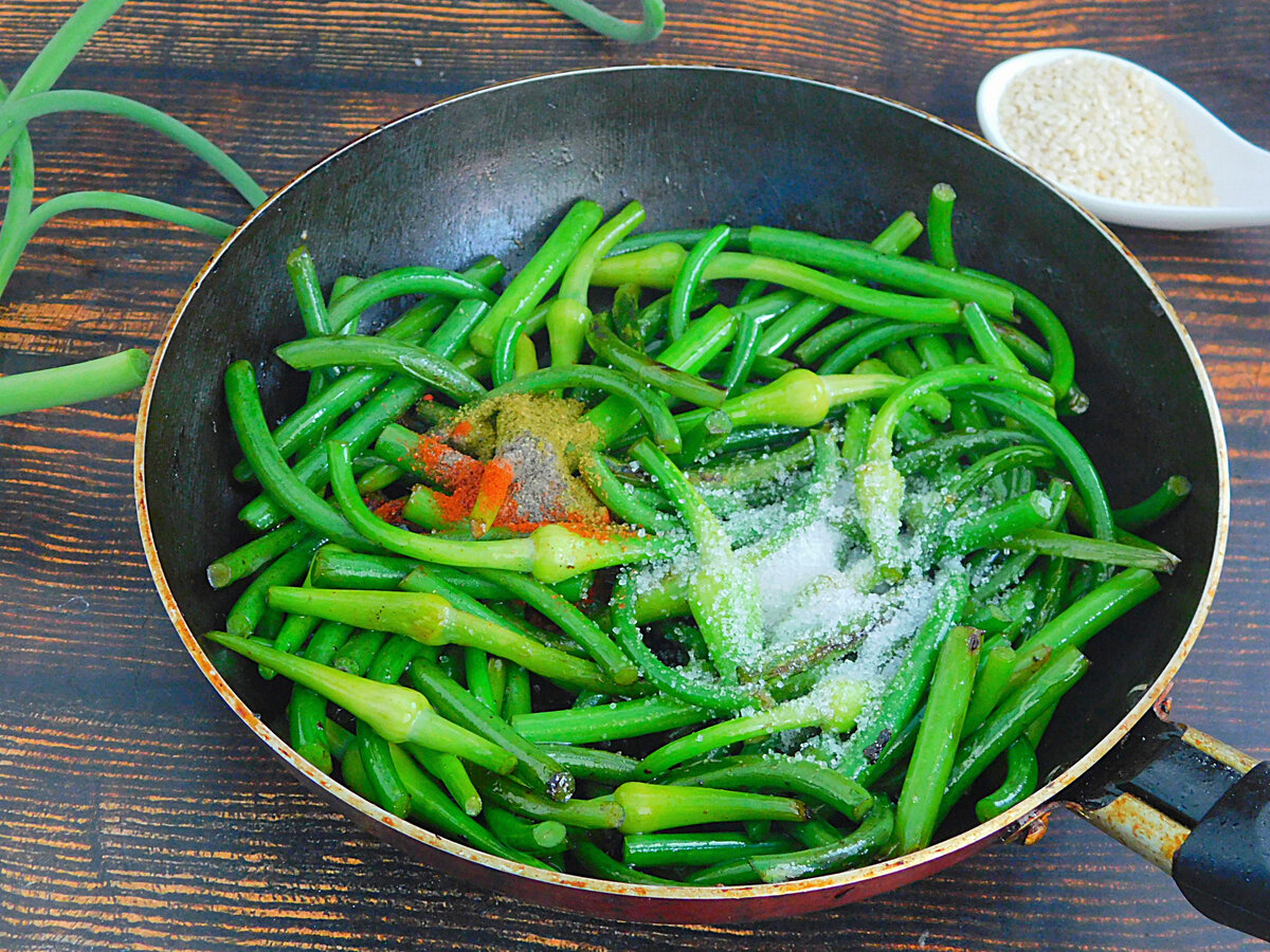 Жареные чесночные стрелки с яйцом рецепт. Стрелки чеснока с мясом. Закуска из чесночных стрелок. Чесночные стрелки по-корейски. Салат из стрелок чеснока.