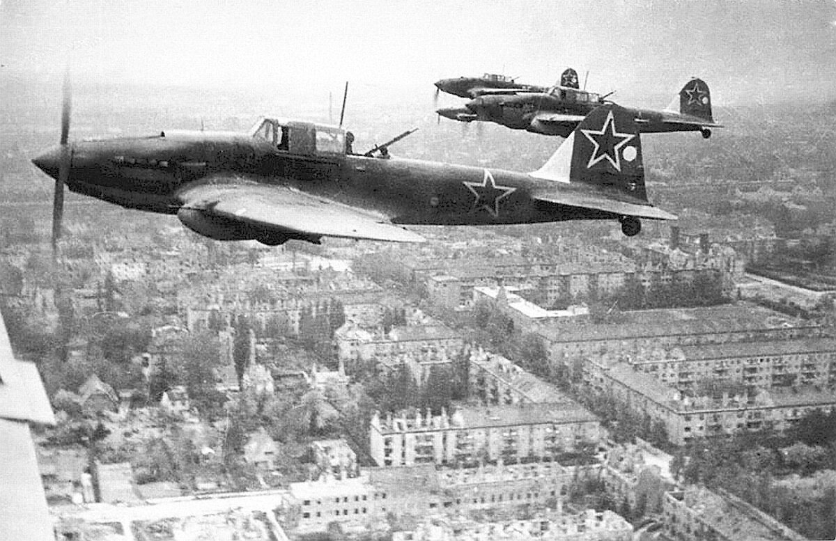 Ил-2М в небе над Берлином, 1945 год. От Ил-2 эта модификация отличалась присутствием в экипаже второго человека - стрелка Фото: https://upload.wikimedia.org/