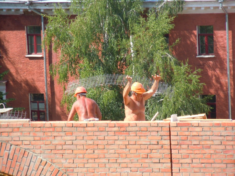 28 апреля 2012 г. Снова к Зачатской башне. Кадры не мои: http://www.skyscrapercity.com/showthread.php?t=1366667&page=20. Добрались до арок проезда. Справа, за берёзой, виден вход в башню.-28