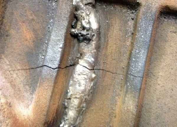 Чтобы варить чугун в домашних условиях при помощи электродов, потребуются специальные стержни по чугуну.

Какие электроды для сварки чугуна использовать
Электрод ЭМЧС — изготавливаются из проволоки с небольшим содержанием углерода и имеют тройную обмазку. Благодаря этому улучшается качество сварного шва, предотвращается сильное окисление металла. Электроды ЭМЧС применяются для сварки небольших чугунных заготовок при низкой температуре плавления.