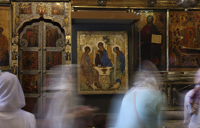 "Троица" Андрея Рублева на своем законном месте - справа от Царских врат в Троицком соборе Троице-Сергиевой лавры
