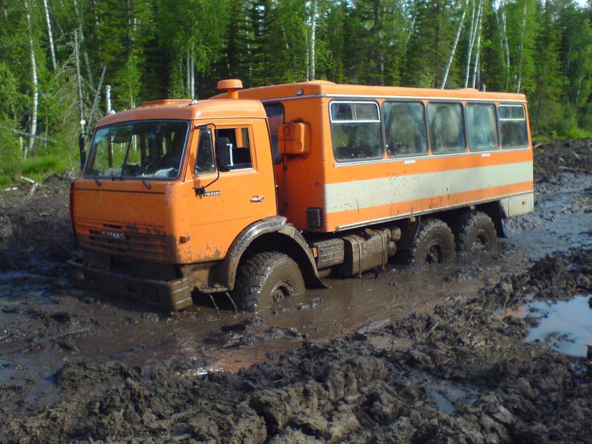 КАМАЗ 4310 застрял в грязи