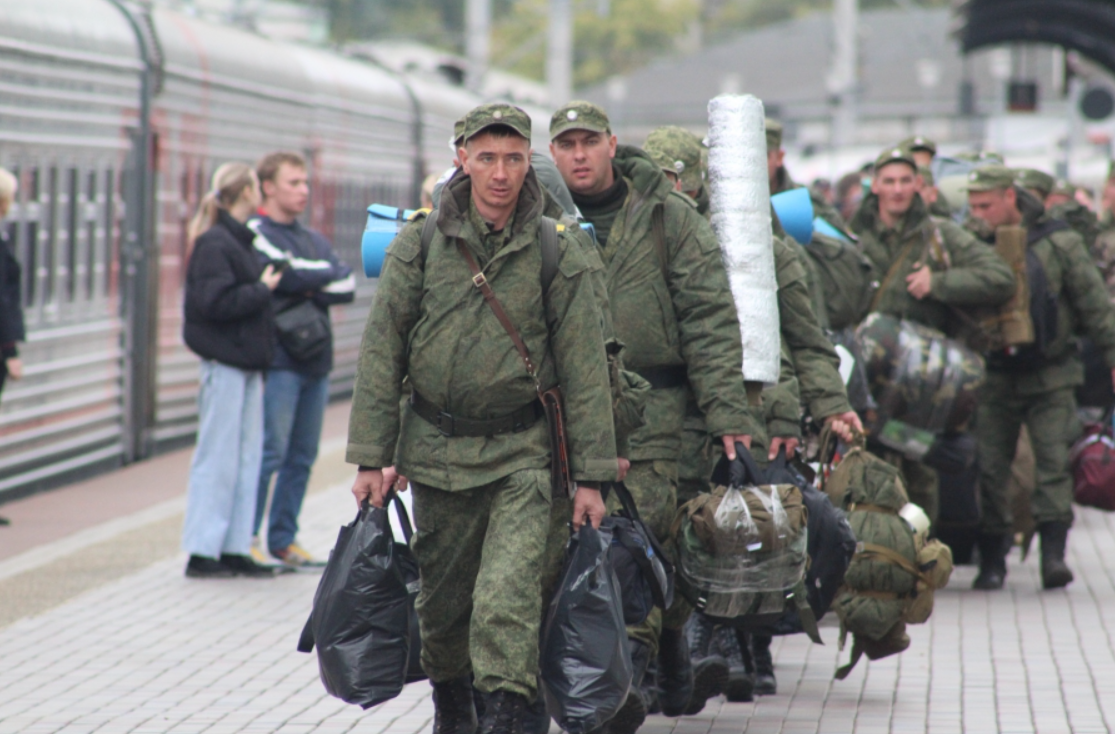 Вторая мобилизация. Военная мобилизация. Военная форма вс РФ на Украине. Мобилизованные на вокзале в Саратове. Контрактники в Российской армии.