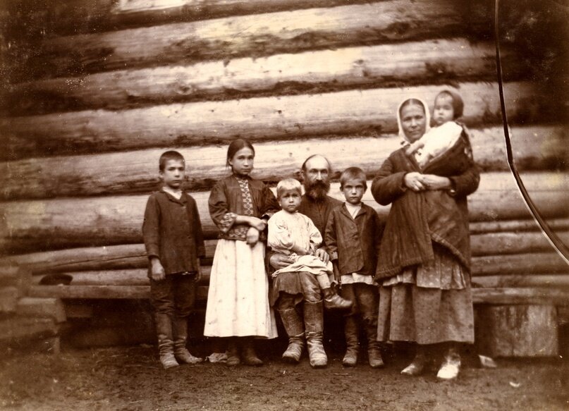 Мельник села Ивонина Ельнинского уезда Терентий с семьей. Конец XIX века