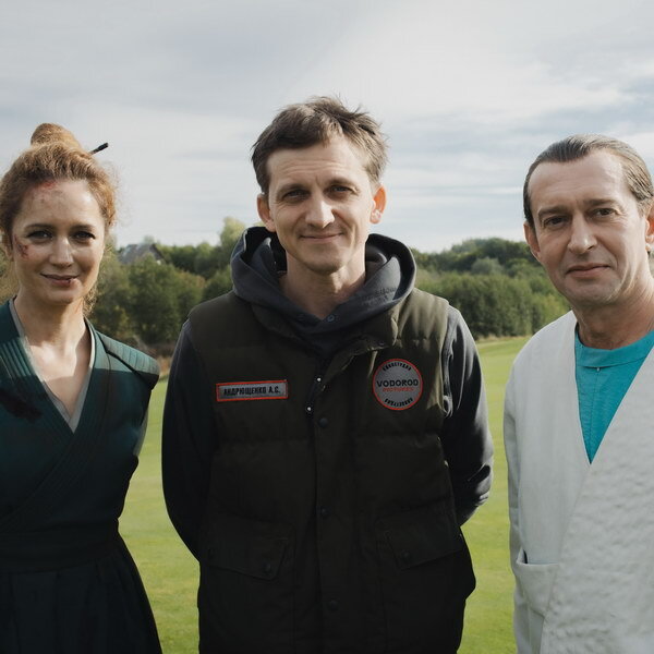     Константин Хабенский и Виктория Исакова станут родителями Алисы Селезневой в «Сто лет тому вперед»