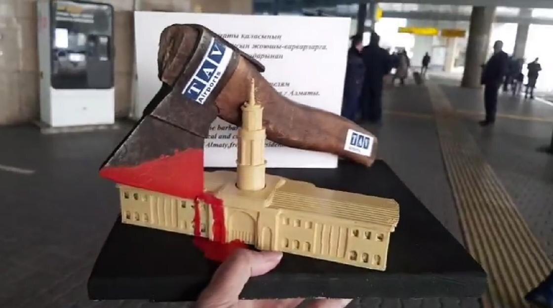   Макет здания VIP-терминала аэропорта с топором:Facebook / Салтанат Ташимова