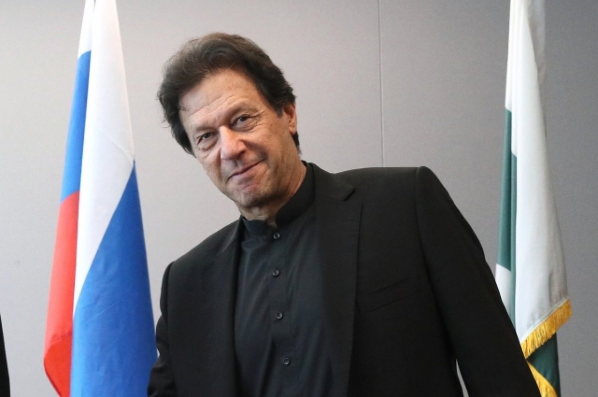    Экс-премьер Пакистана получил ранения обеих ног при обстреле его машины