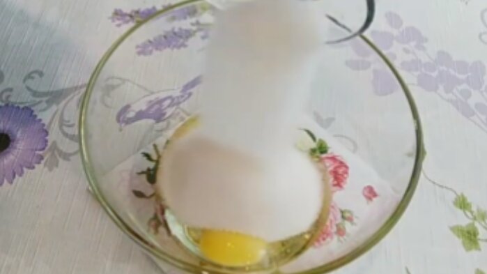 Соединили яйца и сахар и взбиваем блендером 3-4мин