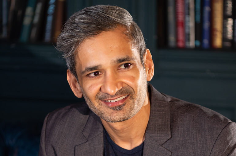 Инженер обменял компьютеры на дизайн ювелирных украшений, чтобы сделать кольца с гибкой посадкой и 3D-эффектами.