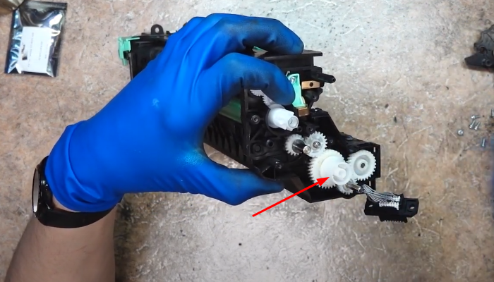 Фото 34. Отводим в сторону ролик заряда