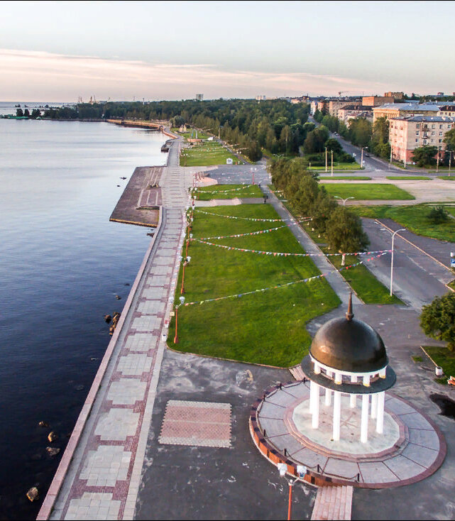 Карелия центр города. Памятники Петрозаводска столицы Карелии. Карелия Петрозаводск набережная. Петрозаводск набережная центр. Карелия столица Петрозаводск достопримечательности.