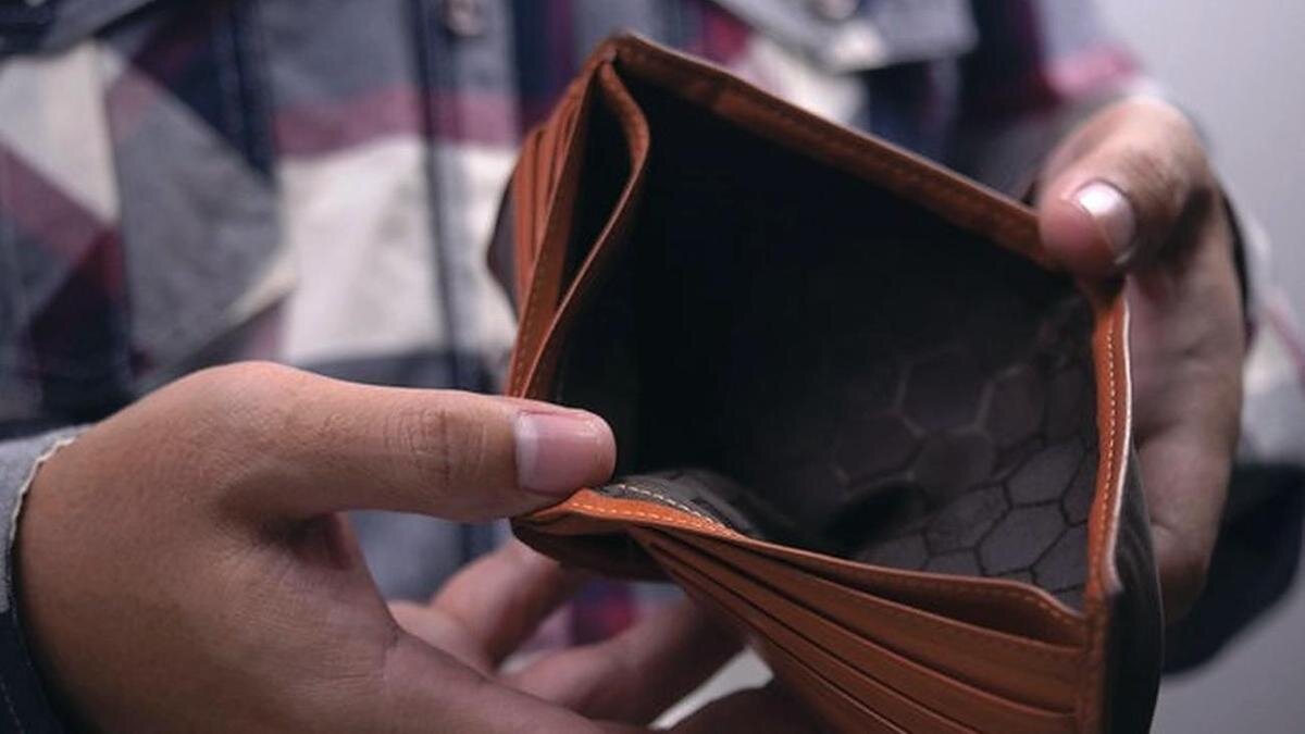    Раскрытый руками пустой кошелек:freepik.com