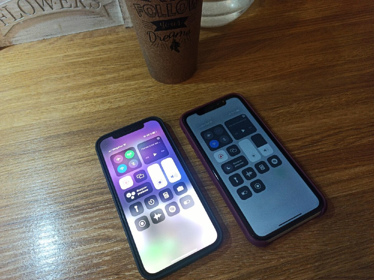 Фото №1 Слева IPhone с выключенной функцией "понижение точки белого", справа с включенной.