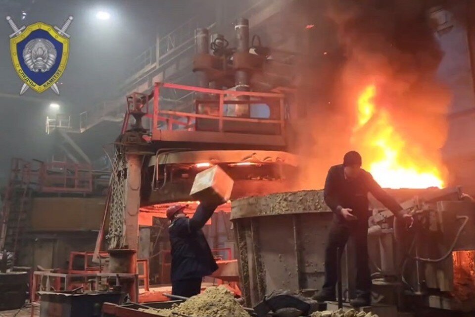     Коробки с героином сжигают на Тракторном заводе. Скрин видео СК Беларуси