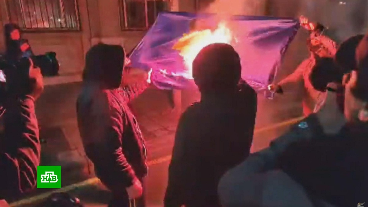    Участники демонстрации в Белграде сожгли флаг непризнанного Косова