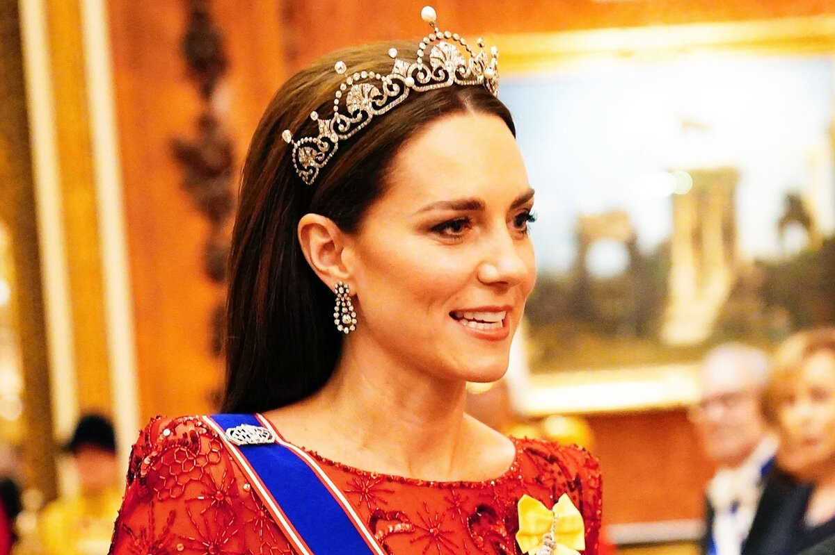     Принцесса в наряде цвета страсти: лучшие выходы Кейт Миддлтон в красных платьях