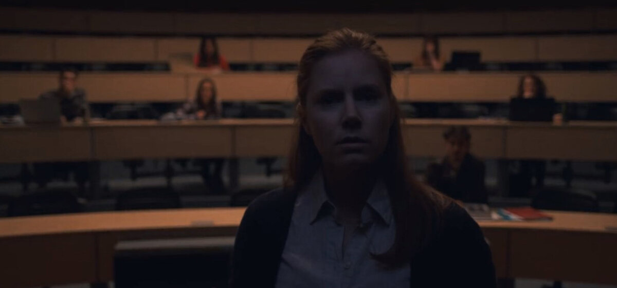 Луиза узнает из новостей о прибытии пришельцев. Кадр из фильма "Прибытие"