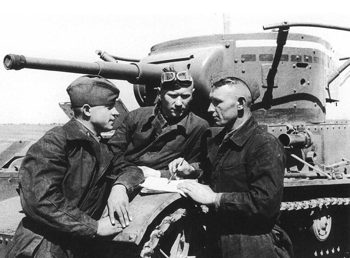Командир танка Т-26 проводит инструктаж экипажа. Танки этого типа были на Халхин-Голе немногочисленны и редко попадали в кадр. 