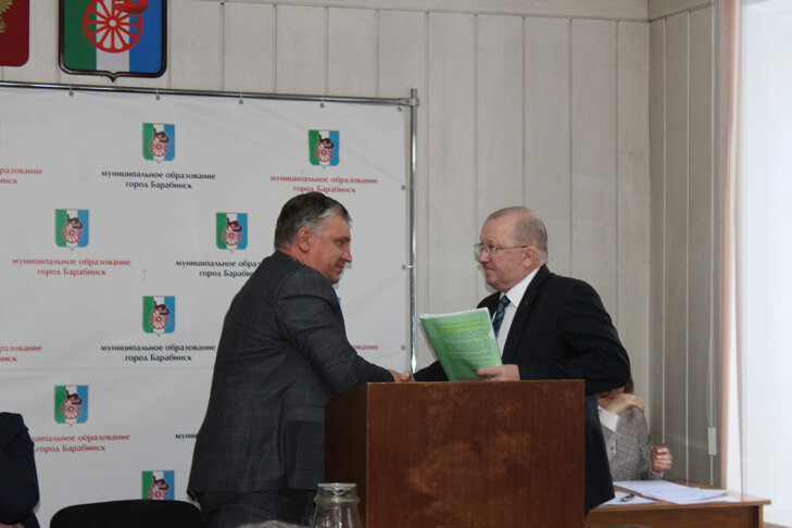    Роман Бобров избран мэром Барабинска на новый срок (на фото справа). Фото предоставлено администрацией города Барабинска