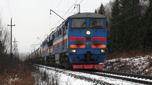 Грузовые поезда. Выпуск от 22.12.2022. Нарезка видео грузовых поездов под разными локомотивами, в разных местах и в разное время года.