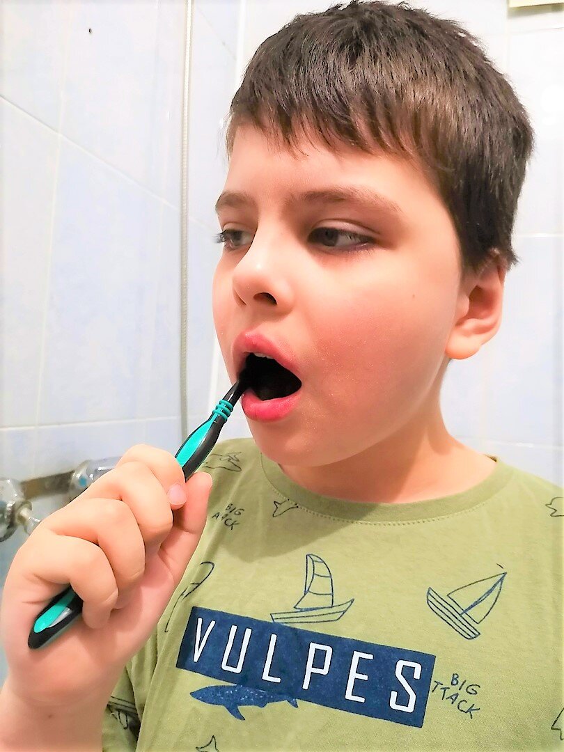 Роберт демонстрирует).