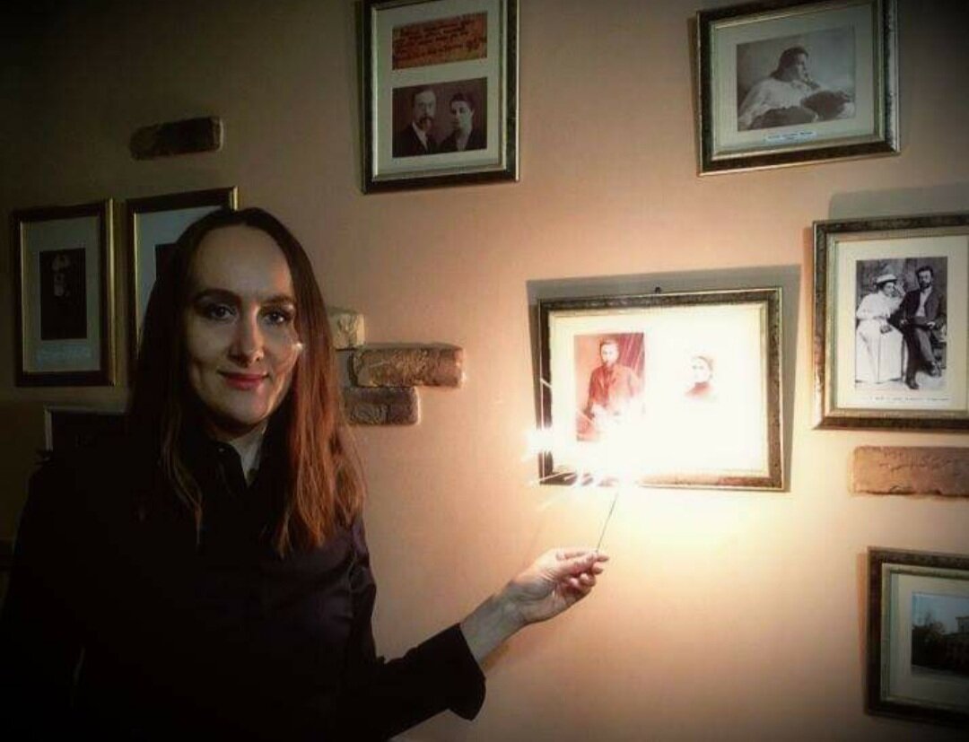 У мемориальной стены