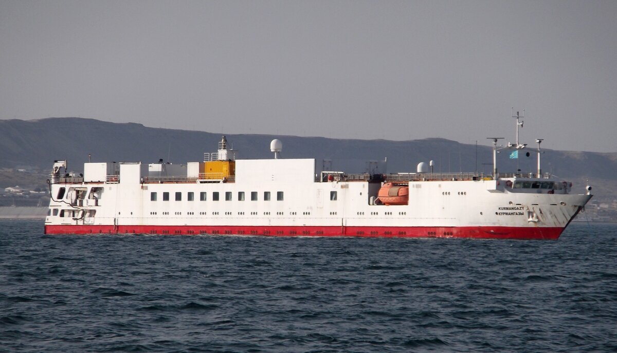 Тот самый белый теплоход под названием «Курмангазы». Внутри него есть фонтан и мраморная лестница с верхней палубы до нижней