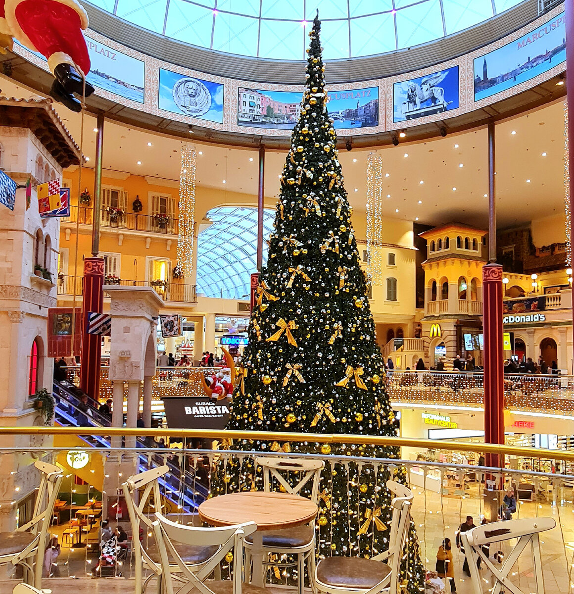 Кафешки на втором этаже огромного торгового центра "Плюс Сити". Фото автора.