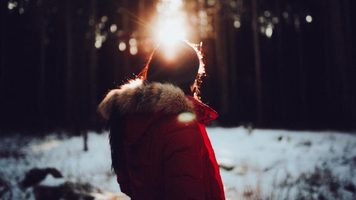   Девушка стоит на солнце:pexels.com